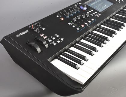 Yamaha-MODX7+ 76-key AWM2 / FM synth